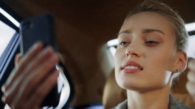 Güzel iş kadınının portresi akıllı telefonuyla görüntülü sohbet ile konuşuyor.