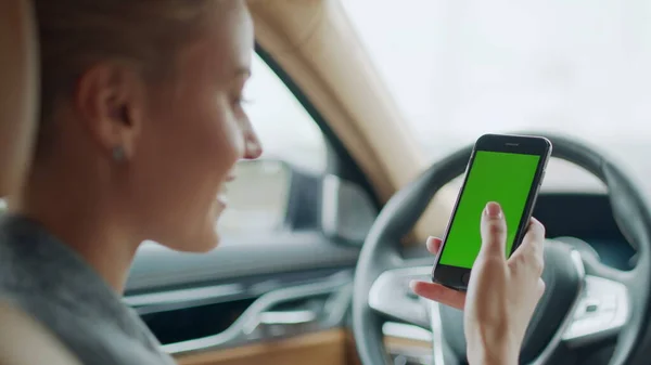 Portret biznesmenki ze smartfonem w samochodzie. Kobieta z zielonym ekranem telefon — Zdjęcie stockowe
