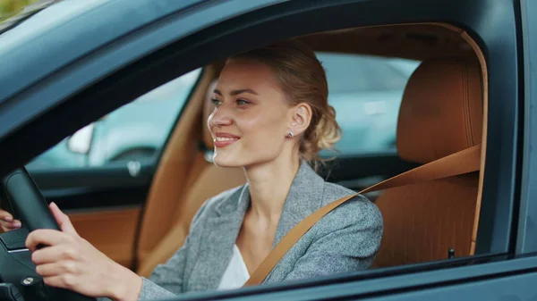 Bizneswoman tańcząca za kierownicą w samochodzie. Uśmiechnięta dziewczyna siedząca w samochodzie — Zdjęcie stockowe