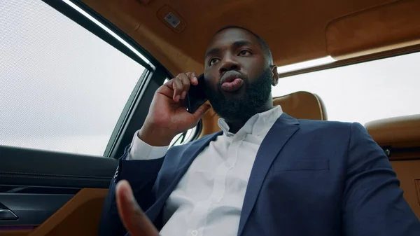 Retrato del hombre de negocios hablando por teléfono en el coche. Afro hombre teniendo llamada telefónica en el coche —  Fotos de Stock