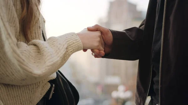 Närbild människor händer hälsning. Oigenkännligt par skakar hand utomhus. — Stockfoto