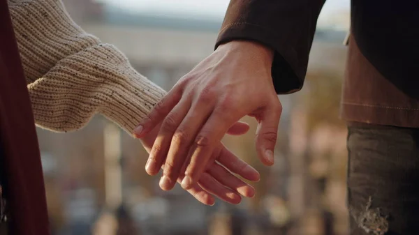 Крупный план пара встреч руки на улице. Влюбленная пара, держащаяся за руки — стоковое фото
