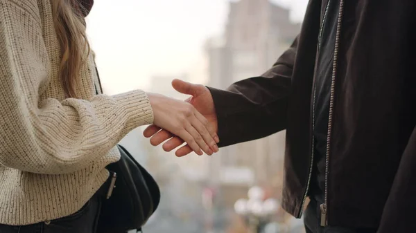 戸外で握手するカップルを閉じます。知らない男と女の子の手触れる. — ストック写真