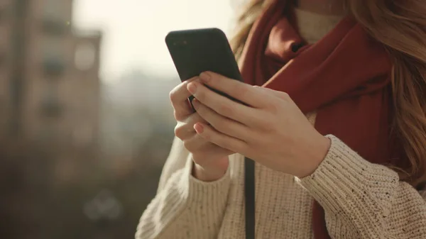 Felismerhetetlen nő üzenetrögzítő telefon. Női kéz megérinti a mobiltelefon képernyőjét — Stock Fotó