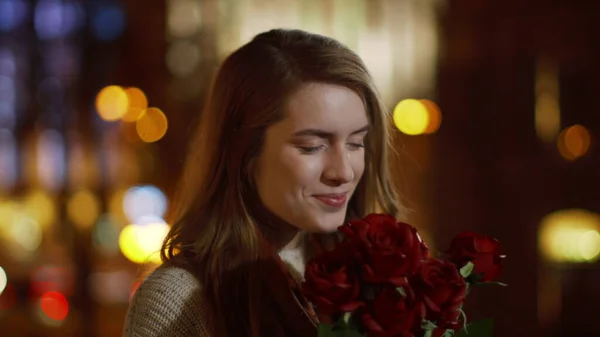 Ragazza romantica che sente odore di fiori all'aperto. Affettuosa donna in possesso di bouquet. — Foto Stock