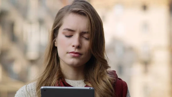 Nachdenkliche Frau mit Tablette in der Hand. Seriöses Mädchen sucht Tablet-Bildschirm — Stockfoto