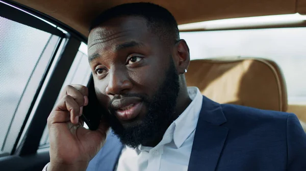 Hombre afroamericano cansado hablando de teléfono móvil en vehículo. Cara de hombre feliz —  Fotos de Stock