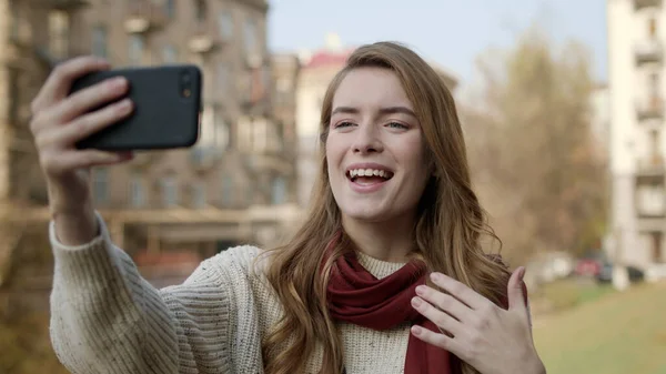 Hipster mujer grabación selfie video al aire libre. Chica feliz haciendo videollamada . — Foto de Stock