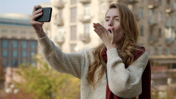 Hübsche Frau macht Selfie-Foto per Telefon. Nettes Mädchen dabei Bilder von der Kamera. — Stockfoto