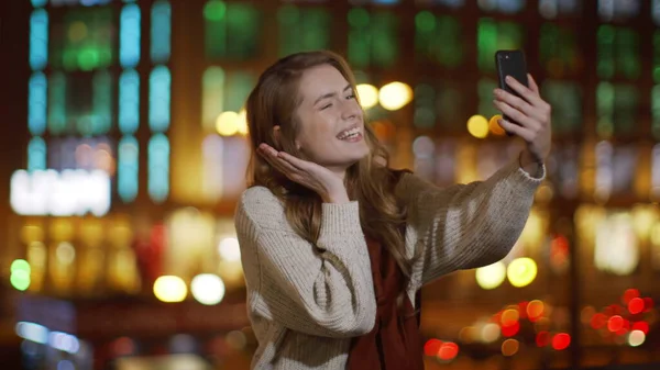 Lustige Frau macht Selfie mit Handy draußen. Nettes Mädchen zeigt Entenlippen. — Stockfoto