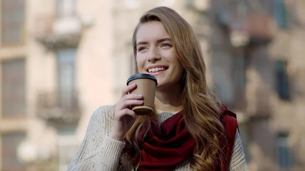 Hezká žena pije kávu venku. Hipster dívka těší horký drink na město — Stock fotografie