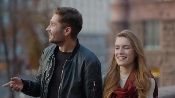 Couple romantique sortir ensemble en plein air. Bel homme et femme marchant dans la rue de la ville — Video