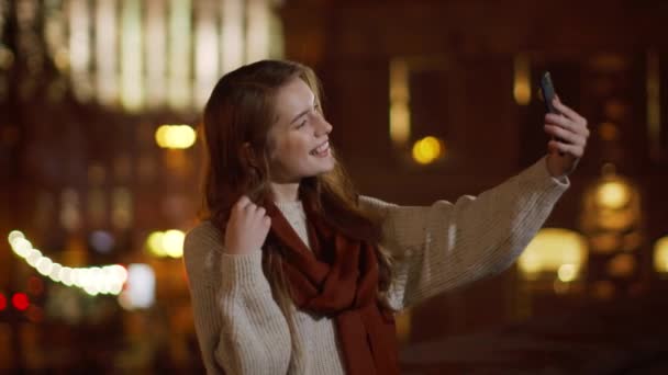 Дівчина показує знак перемоги мобільна камера. Щаслива жінка бере селфі на відкритому повітрі . — стокове відео