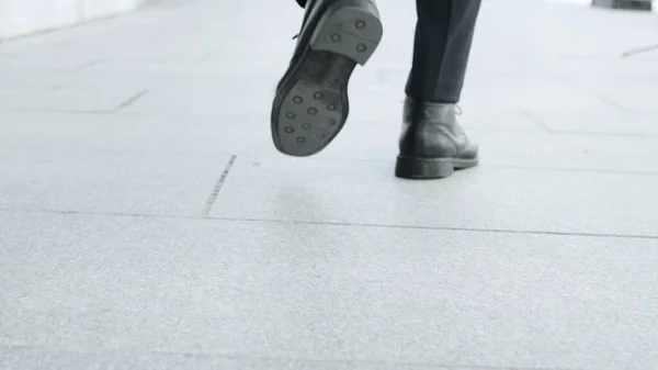 I piedi degli uomini d'affari camminano sulla strada urbana. Dipendente in scarpe nere che vanno per lavoro — Foto Stock