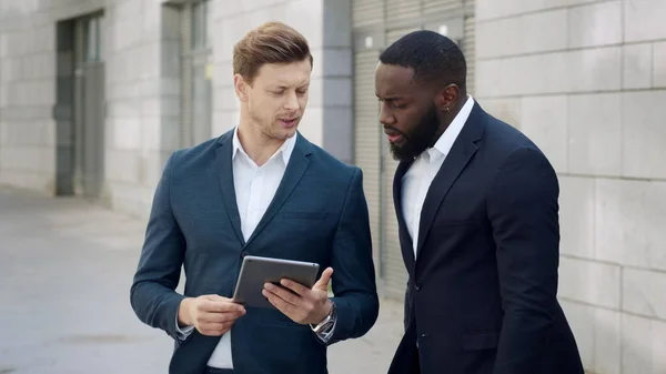 Geschäftsleute nutzen digitale Tablets in der Stadt. Männliche Unternehmer reden im Freien — Stockfoto