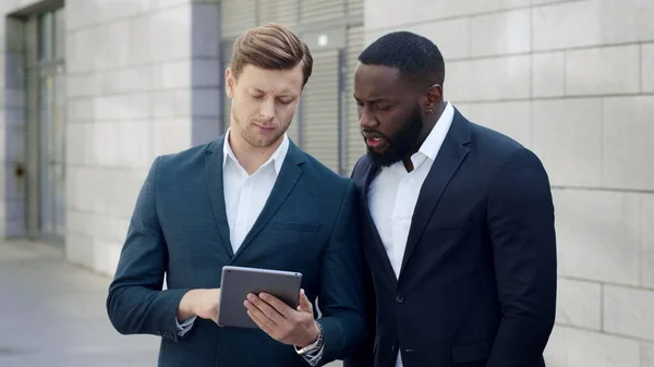 Geschäftsleute arbeiten in der Stadt an Tablets. Geschäftsleute nutzen Touchpad draußen — Stockfoto