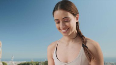 Barselona şehrinde akıllı telefon kullanan bir kadın. Lotus 'ta oturan kız dışarıda poz veriyor.