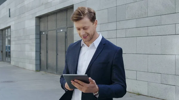 Geschäftsmann surft in der Stadt auf dem Tablet im Internet. Mitarbeiter benutzte Unterlage auf Straße — Stockfoto