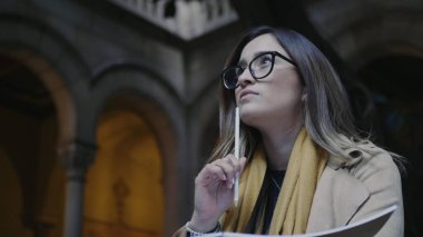 Öğrenci not defterine not alıyor. Dışarıda çalışan not defterli bir iş kadını.