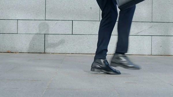 Des jambes d'homme d'affaires sautant dans la rue de la ville. Danse professionnelle masculine dans la rue — Photo