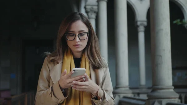 Estudante recebendo más notícias no smartphone. Empresário usando smartphone fora — Fotografia de Stock