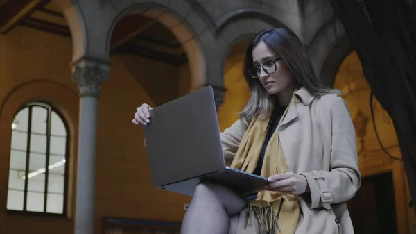 Studerande arbetar på bärbar dator. Affärskvinna skriva på dator utomhus — Stockfoto