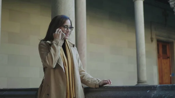 Öğrenci koridorda akıllı telefondan konuşuyor. İş kadını dışarıda telefonla arıyor. — Stok fotoğraf