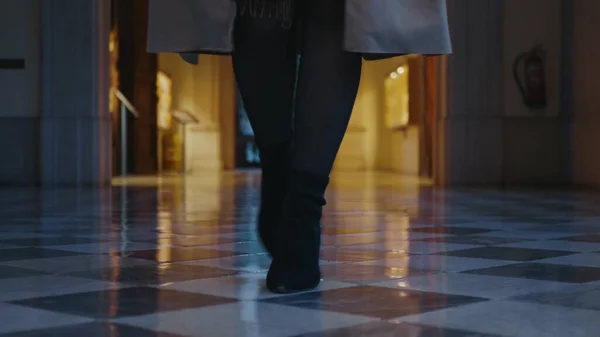 Gambe studentesche che camminano nel corridoio all'università. Imprenditrice che cammina nel corridoio — Foto Stock