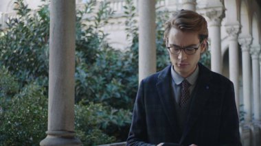 Öğrenci cep telefonundan iyi haberler okuyor. İş adamı açık havada akıllı telefon kullanıyor.