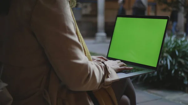 Student ręce pracy laptopa z zielonym ekranem. Bizneswoman wpisując na laptopie — Zdjęcie stockowe