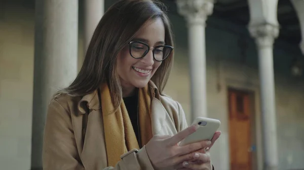 Vrouwelijke student met smartphone. Zakenvrouw surfen op internet buiten — Stockfoto