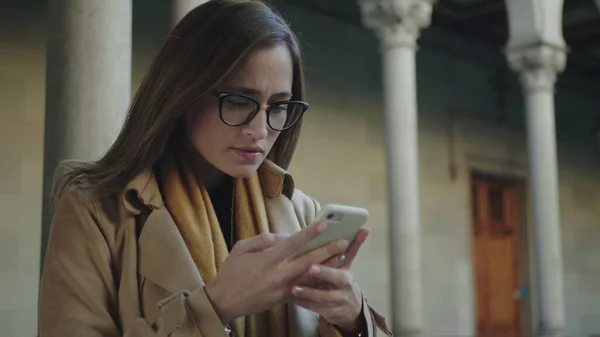 Lady leyendo malas noticias en el smartphone. Empresario trabajando en el teléfono al aire libre —  Fotos de Stock