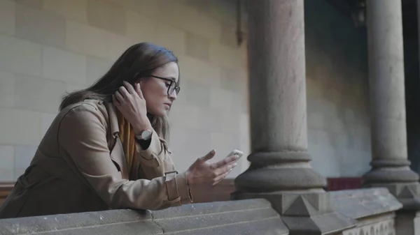 Öğrenci telefonda kötü haber okuyor. İş kadını açık havada akıllı telefon kullanıyor. — Stok fotoğraf
