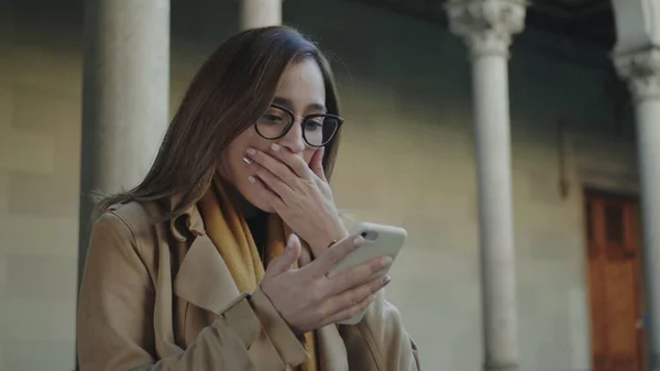 Estudante lendo boas notícias no telefone.Empresária navegando na internet no smartphone — Fotografia de Stock