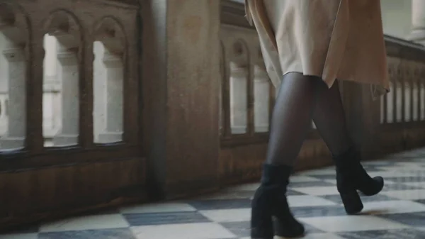 Étudiant écoutant de la musique dans les écouteurs. Femme d'affaires jambes dansant dans le couloir — Photo