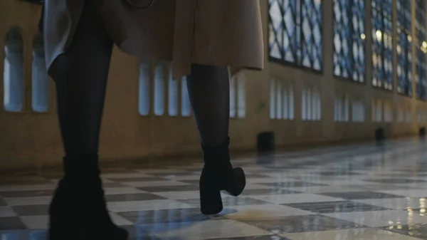 Piernas de mujer caminando en el pasillo. Mujer de negocios en tacones altos caminando en el edificio — Foto de Stock