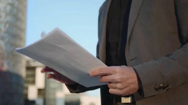 Επιχειρηματίας χέρια ανάγνωση εγγράφων στο δρόμο. Άντρας διευθυντής κρατώντας χαρτιά — Φωτογραφία Αρχείου
