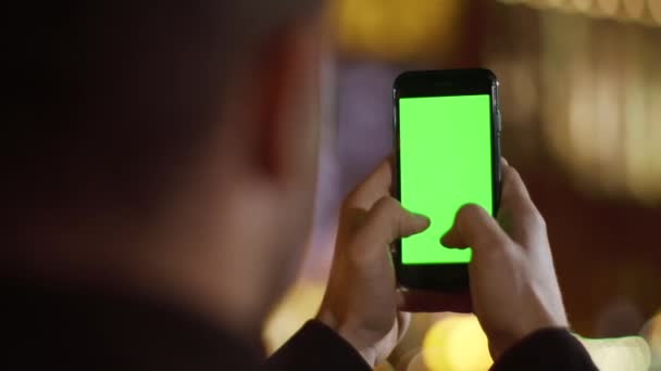 Hombre manos mensajería pantalla verde del teléfono. Un tipo irreconocible usando un teléfono falso. . — Vídeos de Stock