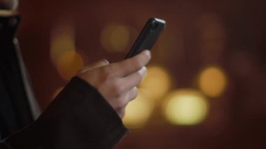 Adam sokakta telefonla mesajlaşıyor. Tanımlanamayan adam mesaj telefonu yazıyor.