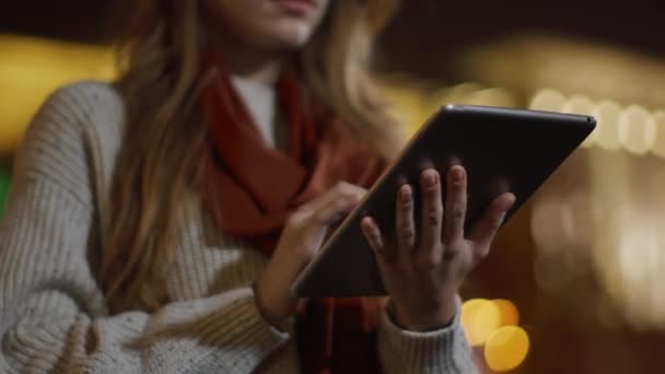 Mujer manos mensajes de texto en la tableta al aire libre. Chica desconocida tocando la pantalla del comprimido . — Vídeos de Stock