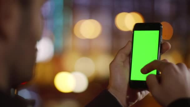 Guy desplazándose a mano teléfono pantalla verde al aire libre. Hombre tocando la pantalla se burlan de teléfono — Vídeos de Stock