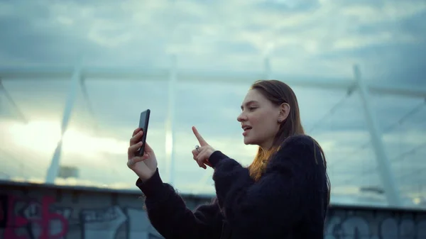 Κορίτσι που κάνει αυτο-βίντεο στο κινητό για το blog. Κορίτσι βίντεο καλώντας στο smartphone — Φωτογραφία Αρχείου