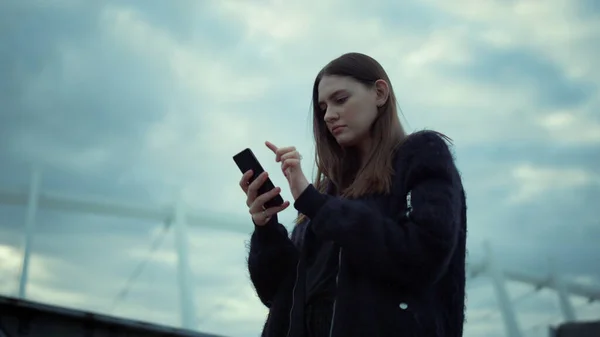 Mulher navegando na internet no smartphone na cidade. Menina usando telefone celular — Fotografia de Stock