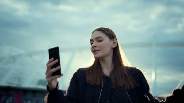 Ένα κορίτσι που τραβάει βίντεο στο κινητό. Γυναίκα που χρησιμοποιεί smartphone για συνομιλία μέσω βίντεο — Φωτογραφία Αρχείου