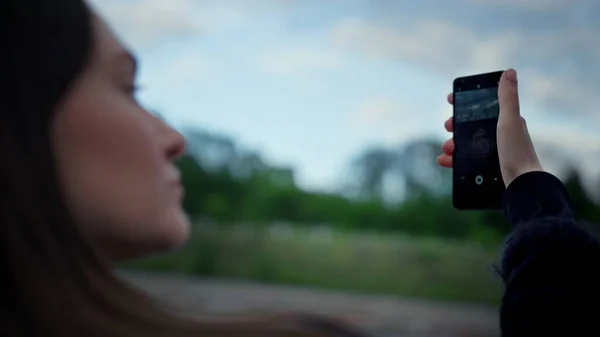 Egy lány, aki mobilon fotózkodik. Nő pózol okostelefon kamera — Stock Fotó