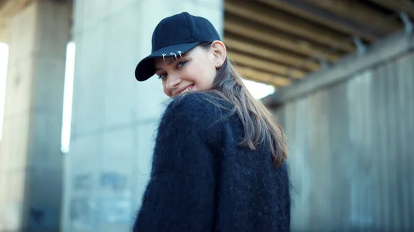 Femme souriante debout dans la rue de la ville. Portrait de fille heureuse posant à la caméra — Photo