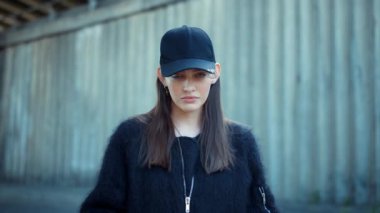 Kadın dışarıda parmaklarıyla Ziyaretçi işareti gösteriyor. Gülümseyen kız barış işareti gösteriyor