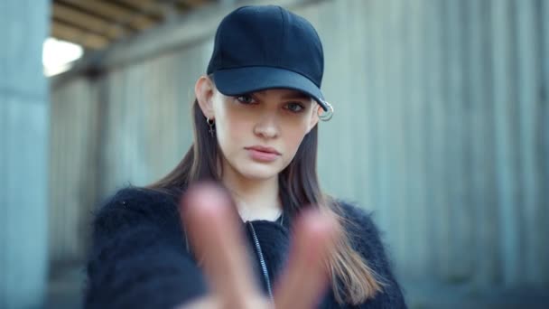 Meisje met V-teken op camera op straat. Vrouw toont vredesteken met vingers — Stockvideo