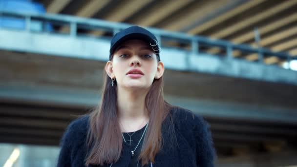 Ragazza alla moda guardando la fotocamera sulla strada urbana. Donna seria posa in strada — Video Stock