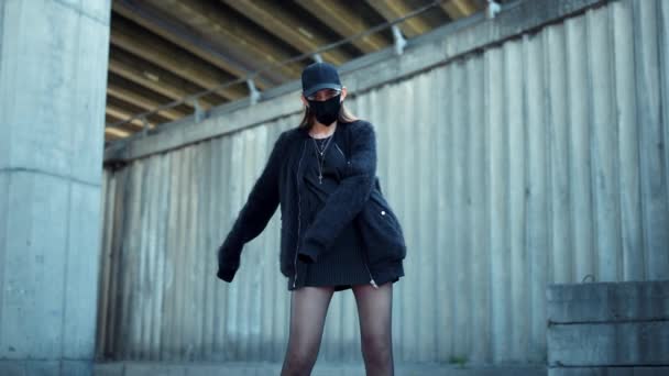 Mujer bailando en la calle urbana. Chica con estilo haciendo movimientos modernos durante la danza — Vídeos de Stock